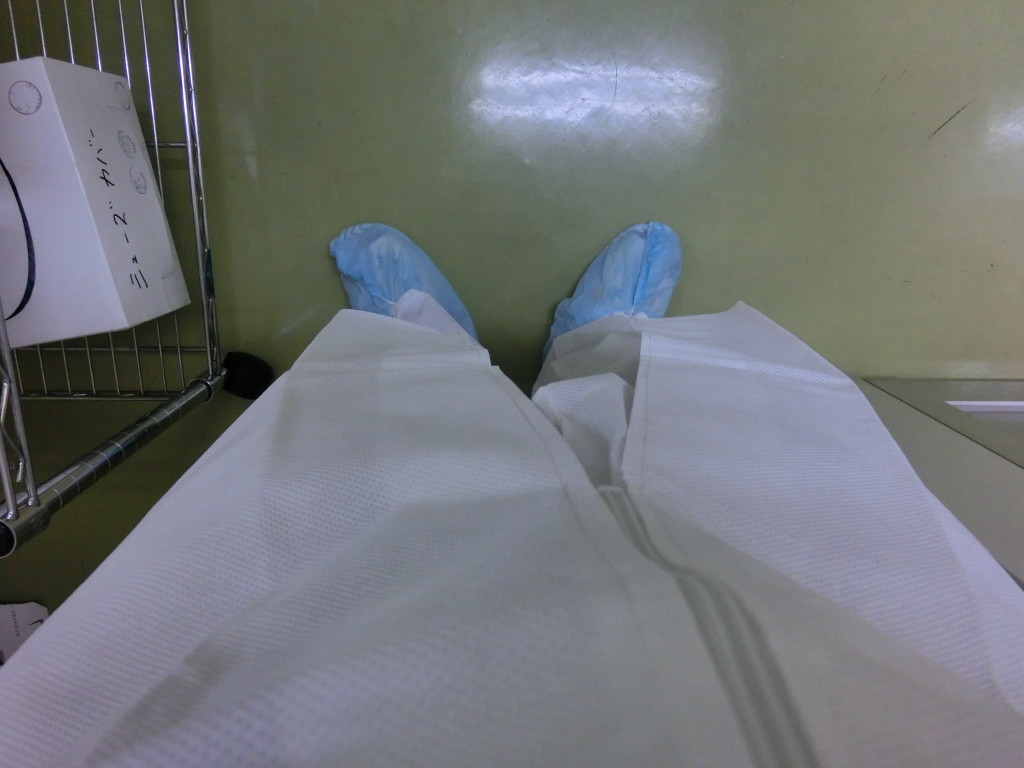 化粧品工場見学-作業着に着替えます。お客様用の作業着と帽子、マスク、シューズカバーが用意されていました。