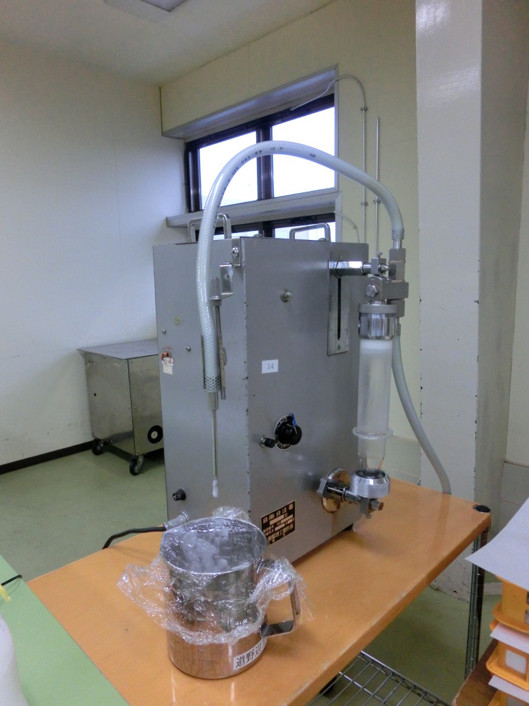 化粧品工場見学-この装置の中にCUCURUハンドローションが入っており、ボトルに充填していきます。手肌の潤いの元がここにいます!