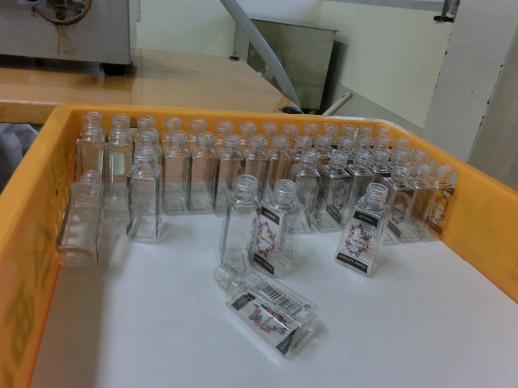 化粧品工場見学-充填を待つボトル達。 CUCURUのデザインあしらったボトル達が、今か今かと充填を待っています。