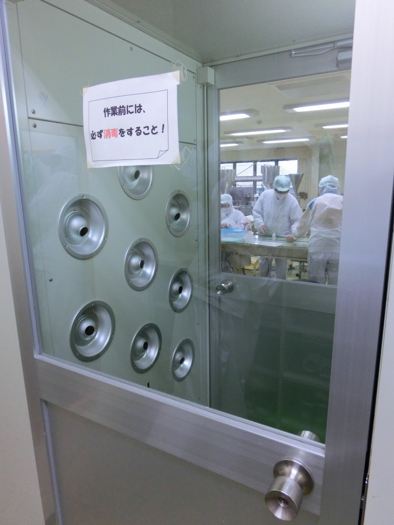 化粧品工場見学-ここに一人一人入って、埃を落とします。穴からエアーがプシャーって出て、埃などがクリーンルームに入らないようにします。