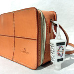 CUCURUハンドローションとホルダー　Courregesの肩掛けバッグにつけてみる　その2