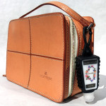 CUCURUハンドローションとホルダー　Courregesの肩掛バッグ